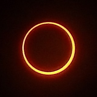 A ring yellow light, marginally thicker on the right