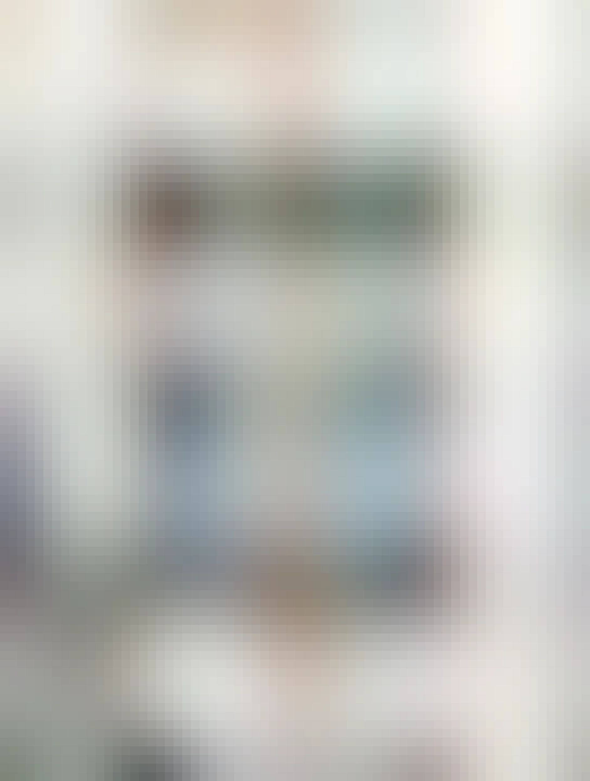 dva holubyi na parapete okna, okno docela staré a omietka okolo taky popraskaná