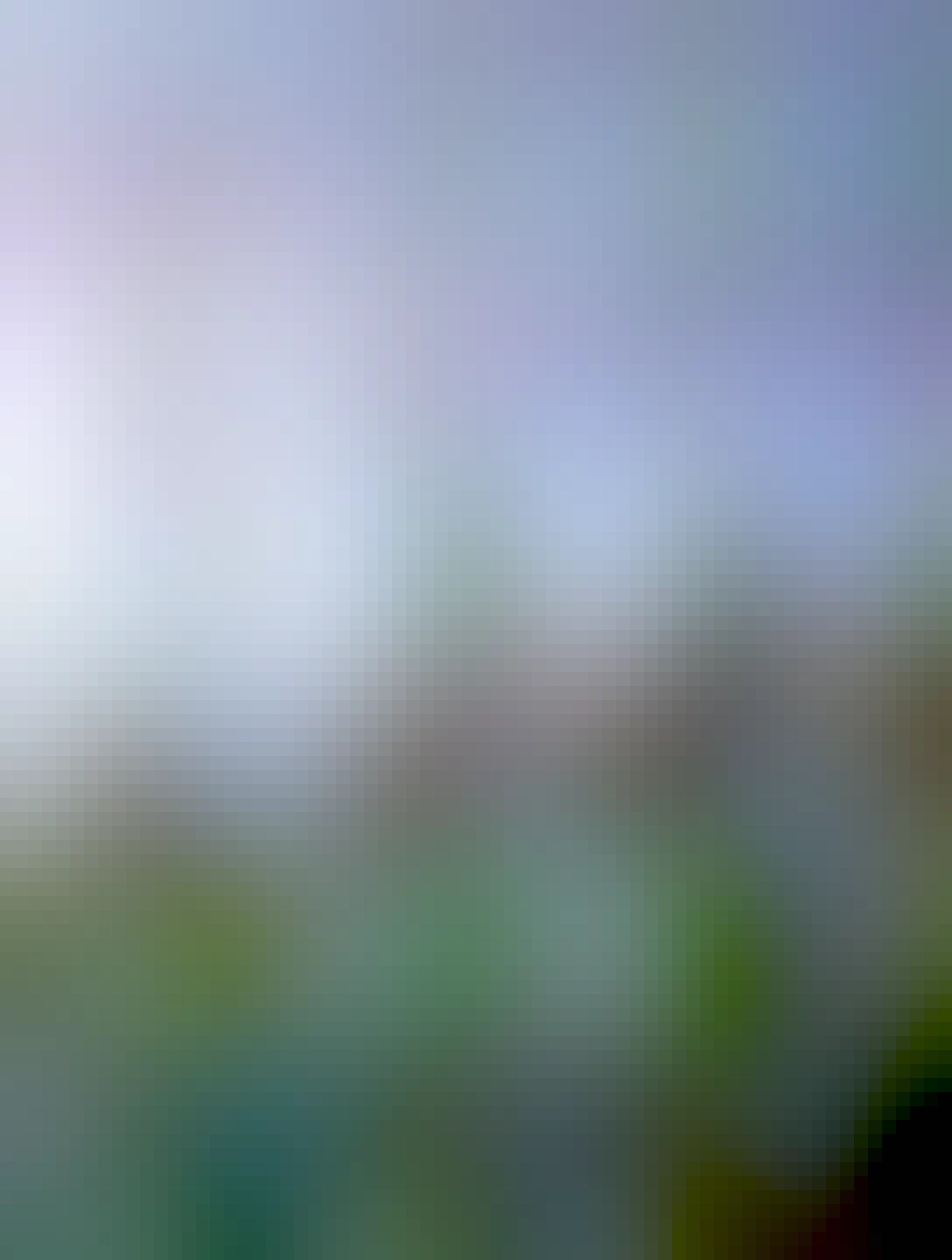 na fotke je veža niekde v centre Bratislavy, v popredí je socha, monument, na kraji tu trčí lampa, taká stará pekná ako v Prahe