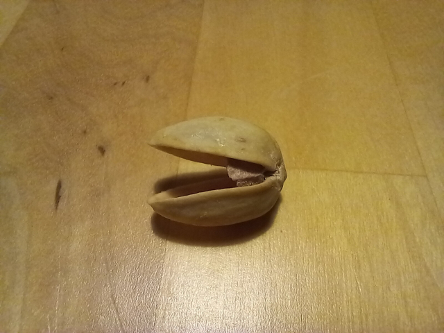 Slupka pistácie bez vnitřku připomínající ikonickou postavu z počítačové hry Pac-Man.