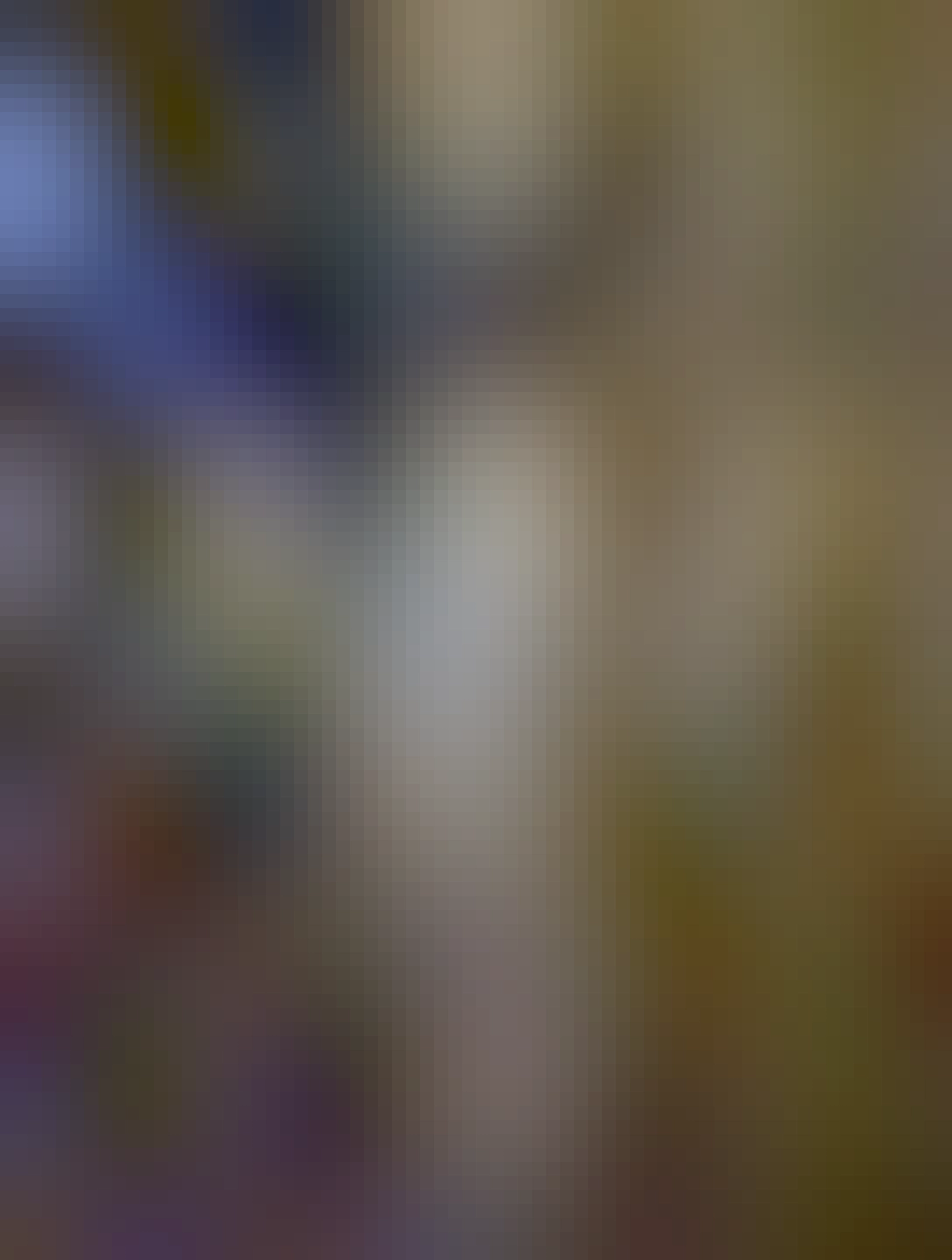 úzka ulička vedúca k baru, vychádza z hlavnej cesty.. dosť úzka na to zaregistrovať jej vchod l.. steny vôkol sú žlté biele a tu a tam potiahnuté popínavými rastlinami 