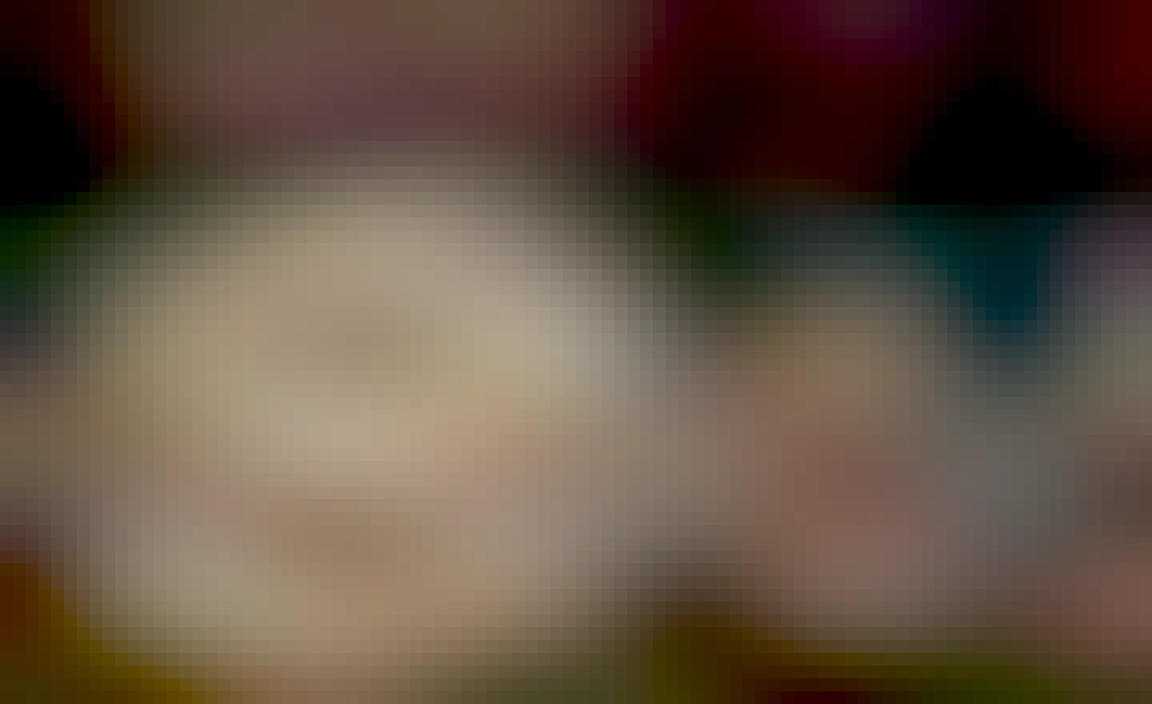 na tanieri 3 rožky s maslom a vedľa veľká šálka kakaa.. všetko na stole aj s notebookom.. leták z Kauflandu ako podložka pod myš 