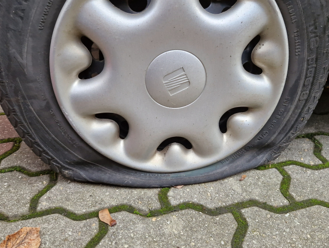 Prázdné kolo od auta