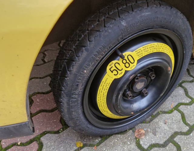 Namontované rezervní kolo pro nouzové dojetí 