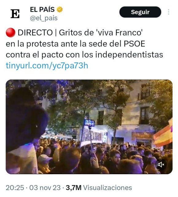 Tuit de El País con las protestas ante la sede del PSOE.