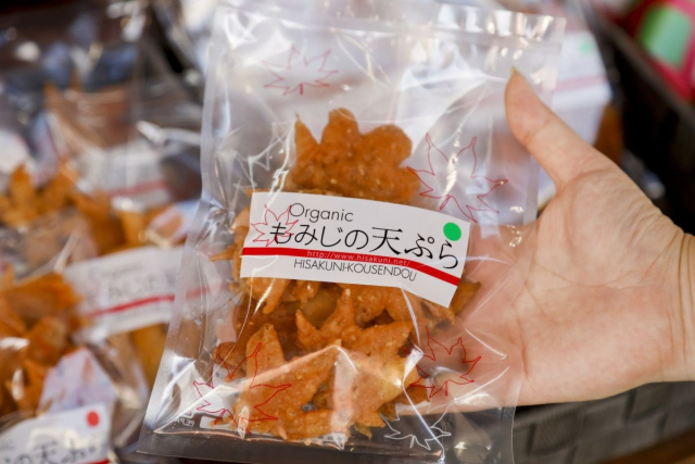 It is now possible to buy tempura maple leaves all year round.