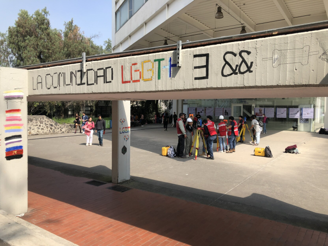 Arcada peatonal en el Anexo de la Facultad de Ingeniería. Tiene pintado: "La comunidad LGBT existe y resiste", escrito con símbolos matemáticos, de programación, y una resistencia dibujada.
