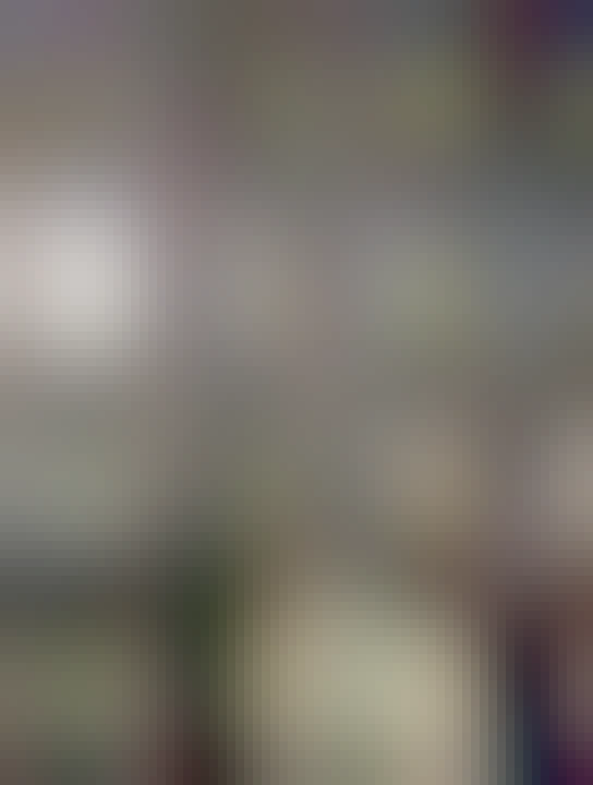 kamera visí zo stropu, vyzerá ako odpojená, trčia z nej káble a koncovka káblu nikam nevedie, visí