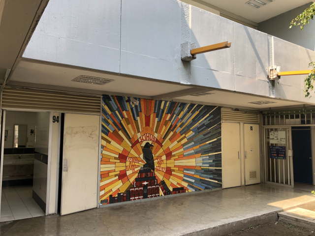 Mural dedicado a SciHub, con el cuervo con una llave en el pico, refulgiendo por detrás con rayos de luz.