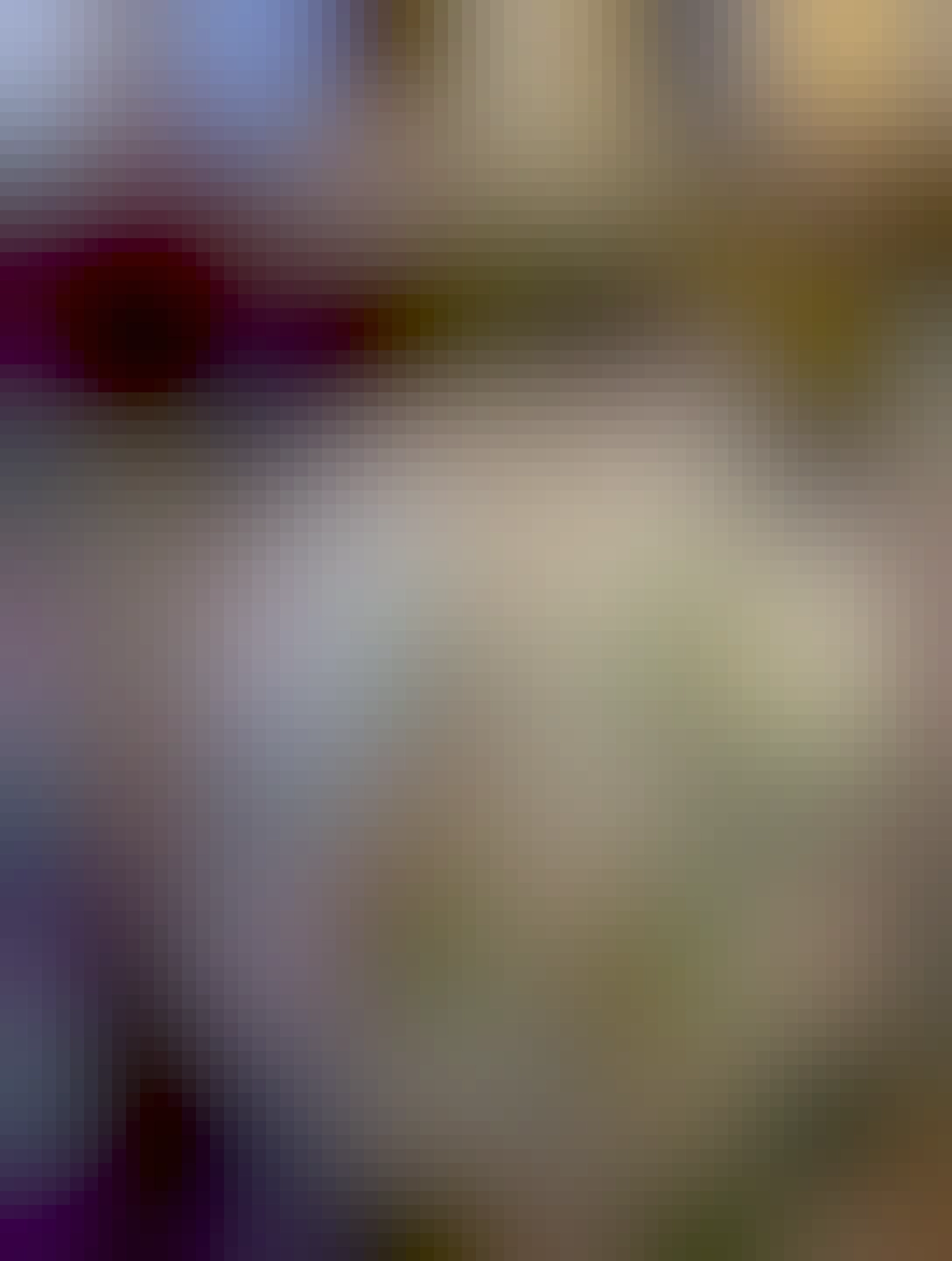 ten samý štrúdl ale roztiahnutý na stole, na červeno bielom obruse