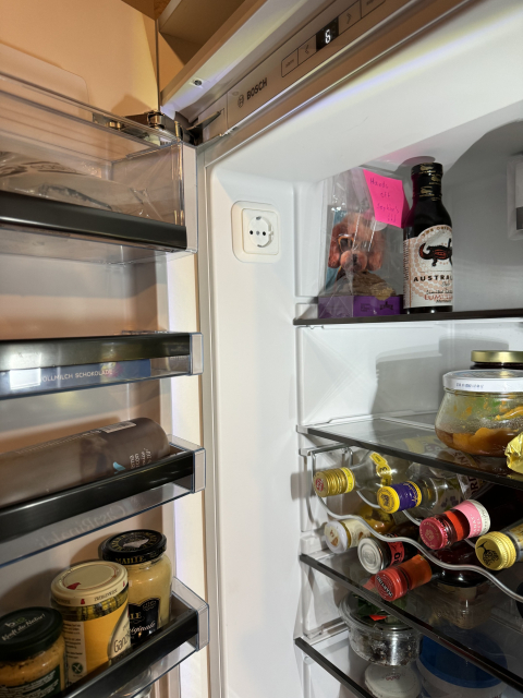 eine fake steckdose an der innenwand eines kühlschranks