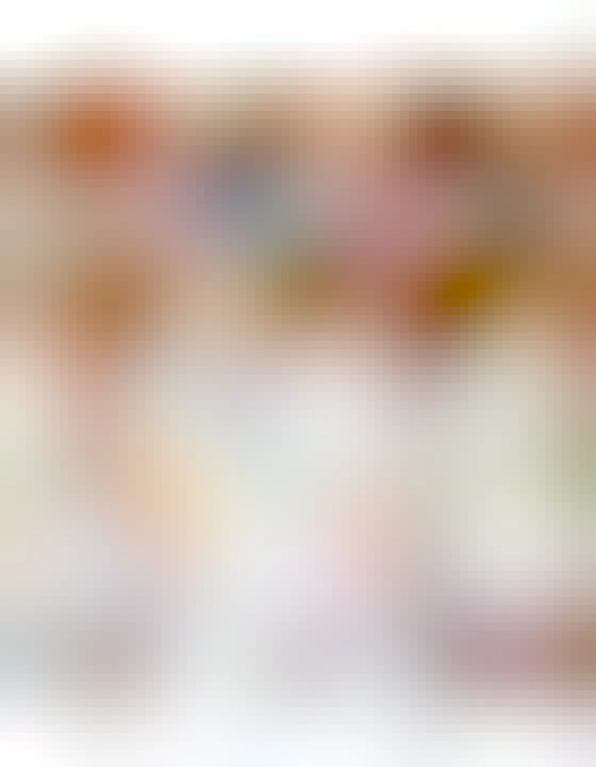 Imagen de un joven bebiendo de una botella en la que se puede leer "Lágrimas de facha", y con una camiseta que pone "Eat the rich".