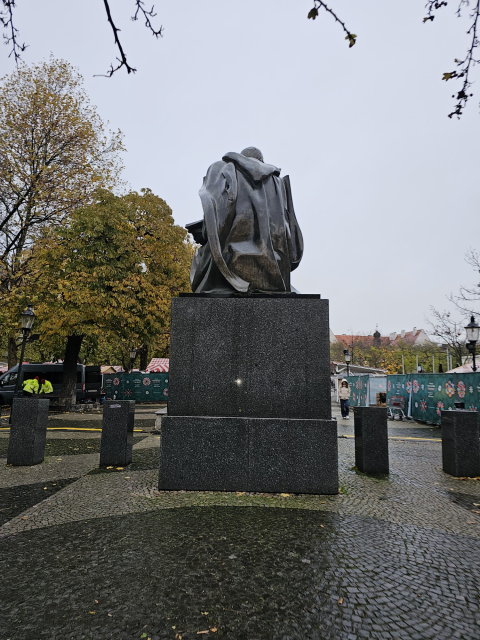 socha Pavla O. Hviezdoslava zo zadu