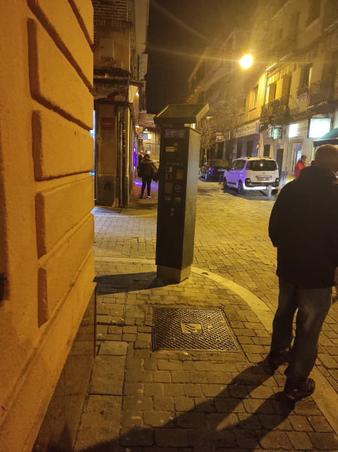 Foto de una esquina del barrio de Bellas Vistas, en Tetuán (Madrid) en cuya acera han plantado un parquímetro bloqueando el paso. Urbanismo Carapolla Style