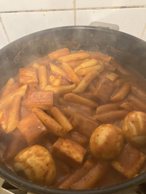 A pan of tteokbokki