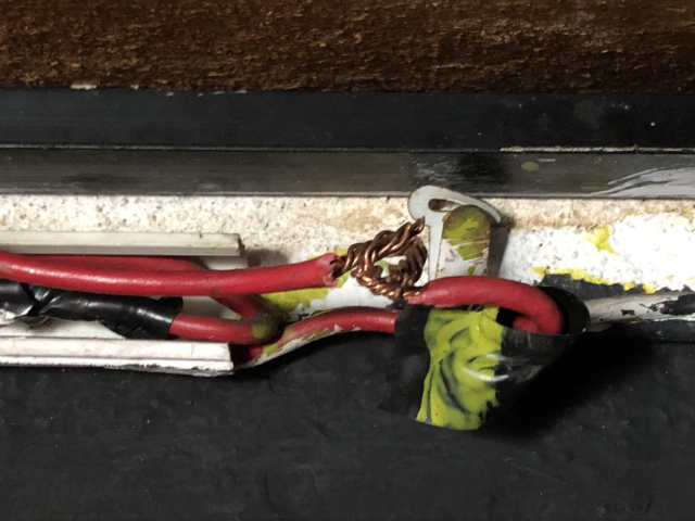 Cables pelones enroscados entre sí, en el baño de una hamburguesería.