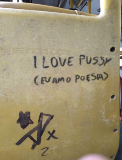 Pixo I love pussy, traduzido como eu amo poesia