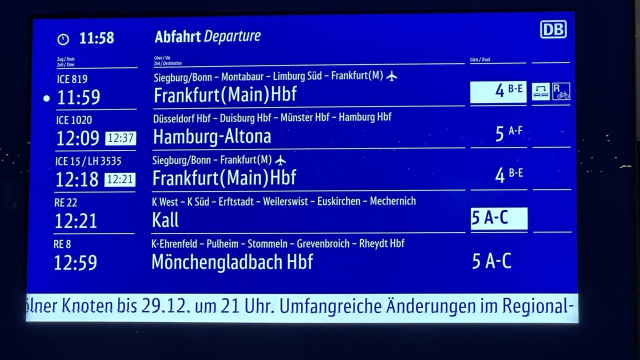 Anzeigetafel Bahn mit Verspätungen