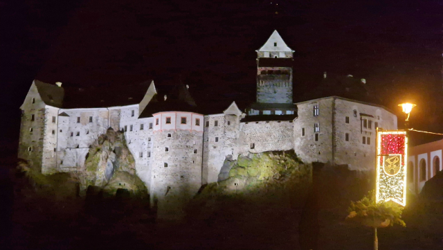 Osvícený hrad Loket 
