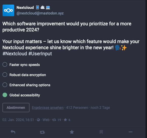 Ein Toot des offiziellen Nextcloud-Accounts mit einer Umfrage, in der Barrierefreiheit gegen andere Produktivitäts-Features antreten muss. Originaltext auf Englisch: "Which software improvement would you prioritize for a more productive 2024? Your input matters — let us know which feature would make your Nextcloud experience shine brighter in the new year! Options: Faster Sync Speeds, Robust data encryption, Enhanced sharing options, Global accessibility"