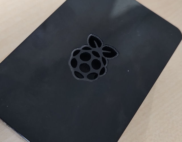 Pohled na černou oficiální krabičku k RPI 2.