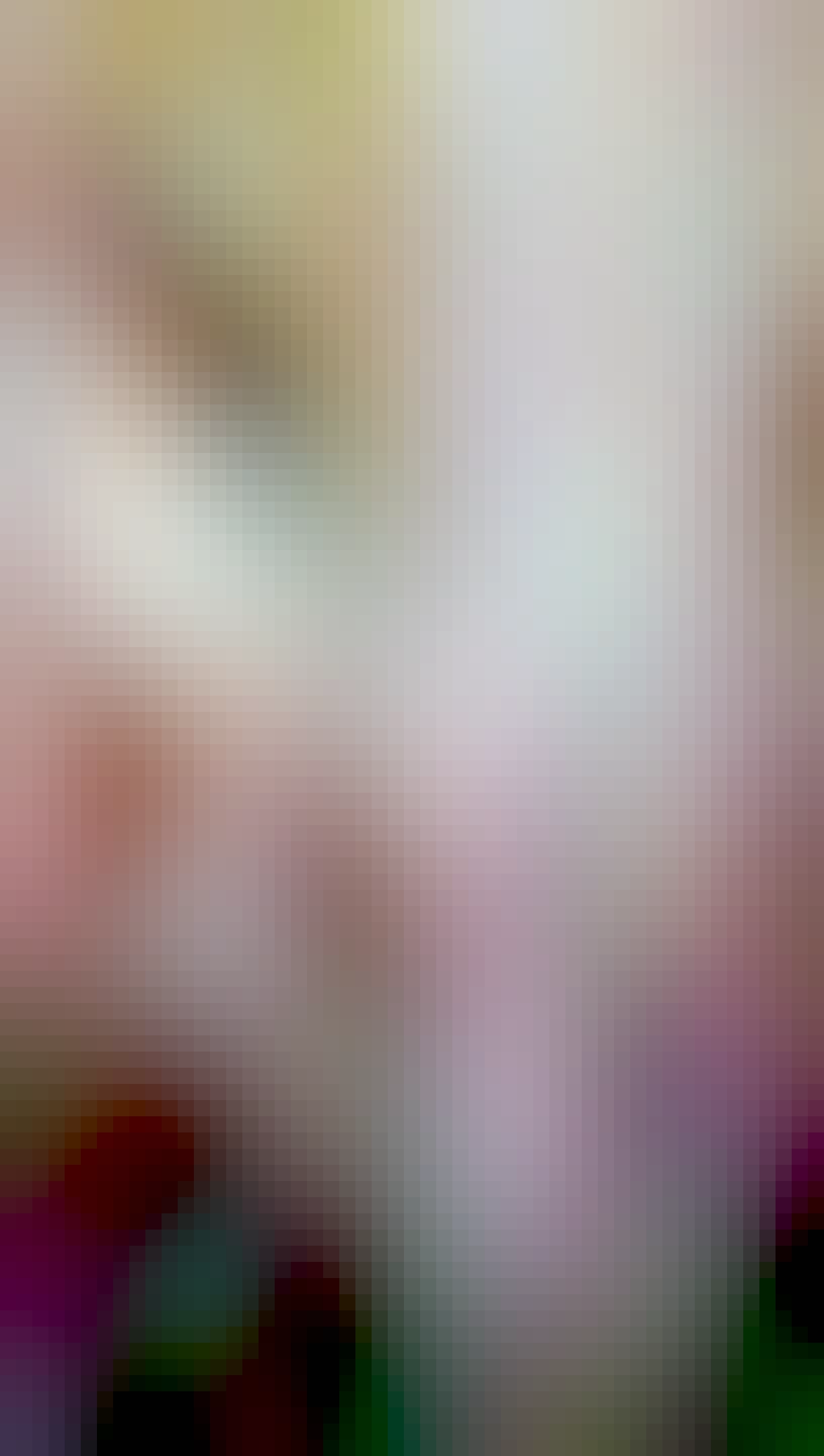 Pavlova ruka po vyčištění rány a po převazu, v dlani drží odznak a bonbóny 