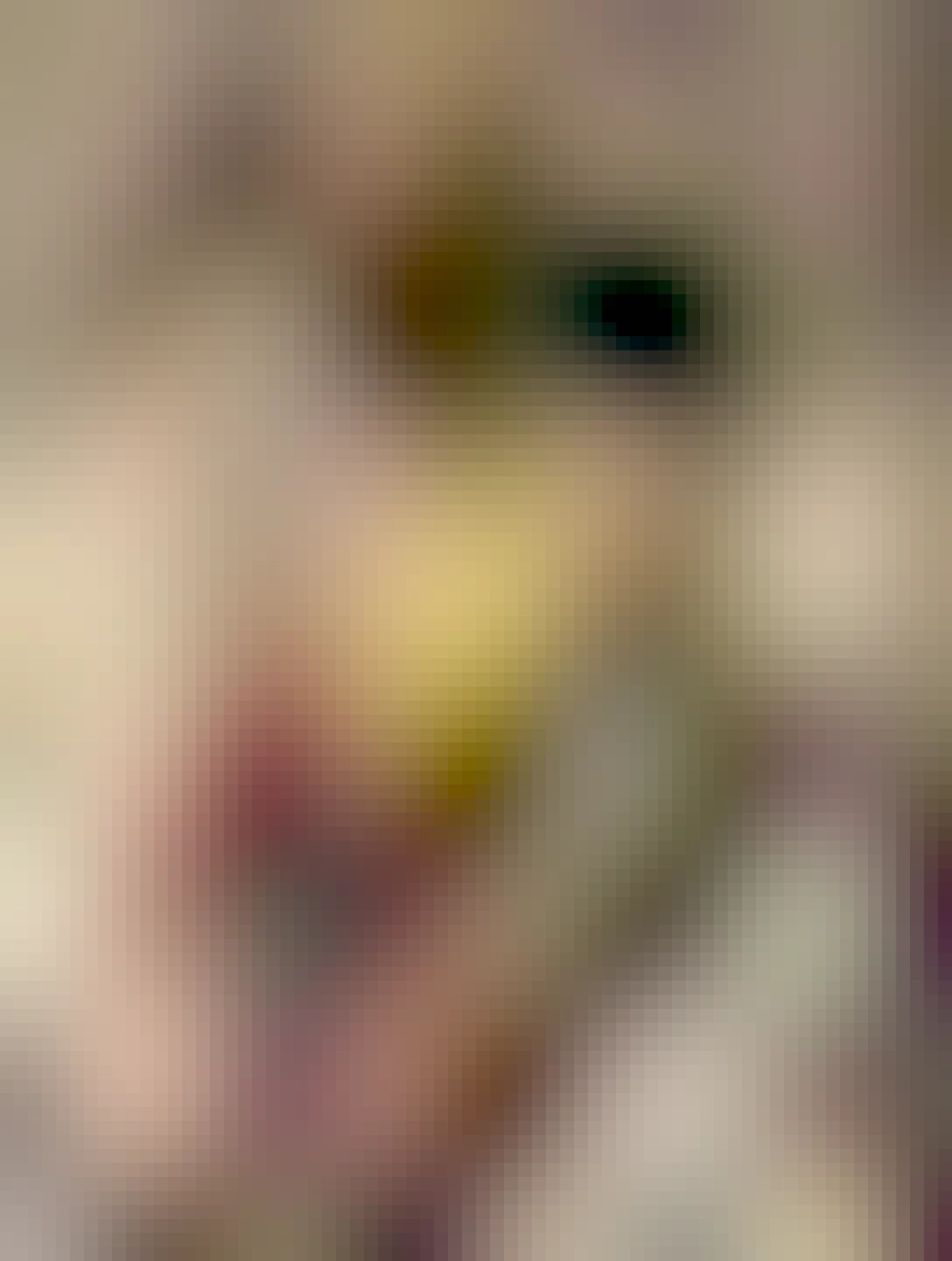 hrianka s maslom a medom, držím ju v ruke a druhou fotím, v pozadí čierny dvojitý hriankovač