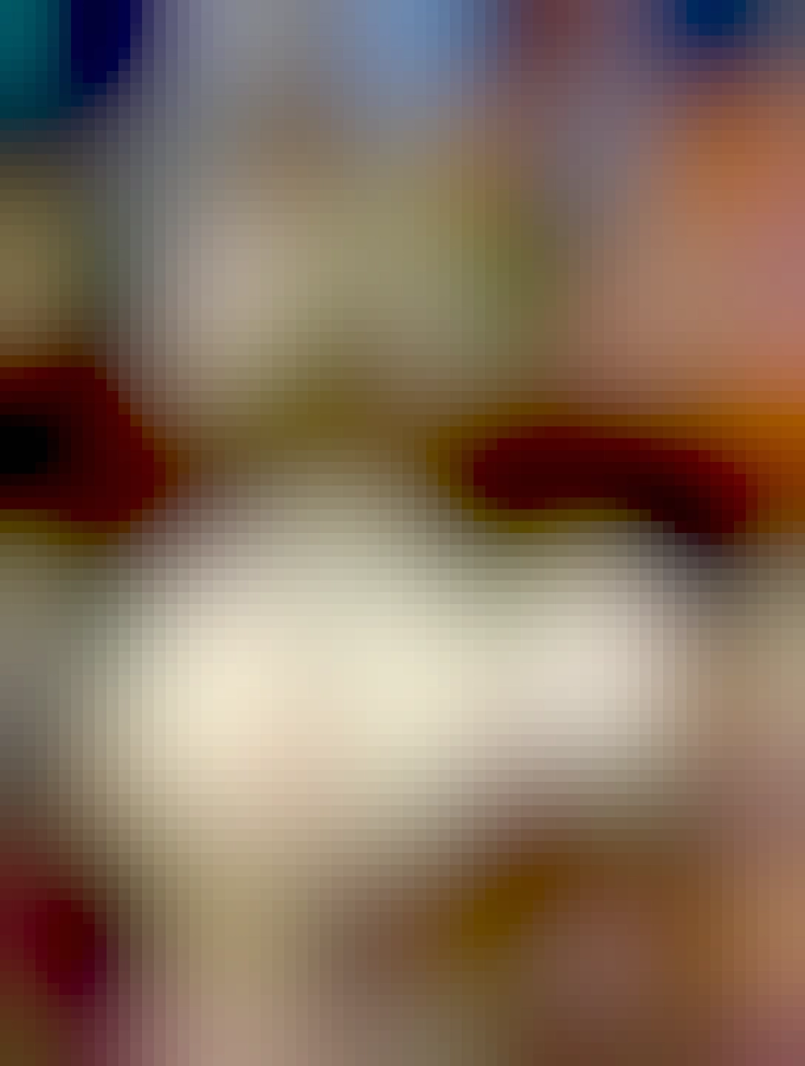 džbán zeleného čaju a hnedá šálka hneď vedľa, na bielej servítke a to všetko na hnedom drevenom bare