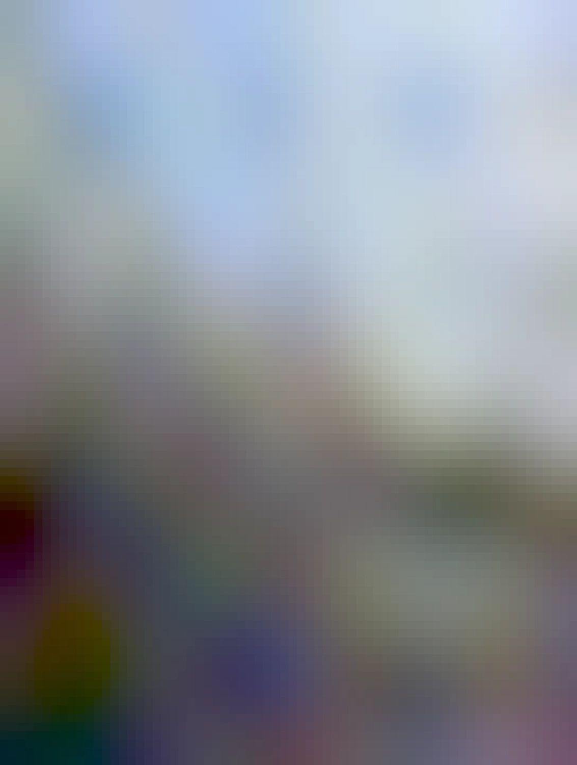 Slovenské národné divadlo fotené zo zlatého stredu námestia, skoro