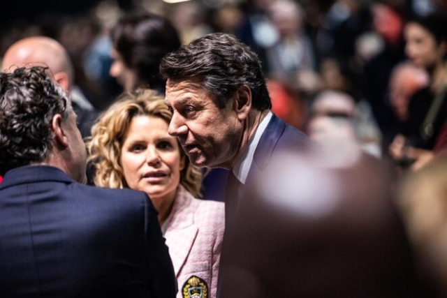 Christian Estrosi et Laura Tenoudji lors du meeting de campagne d’Emmanuel Macron, le 2 avril 2022. © Photo Sébastien Calvet / Mediapart