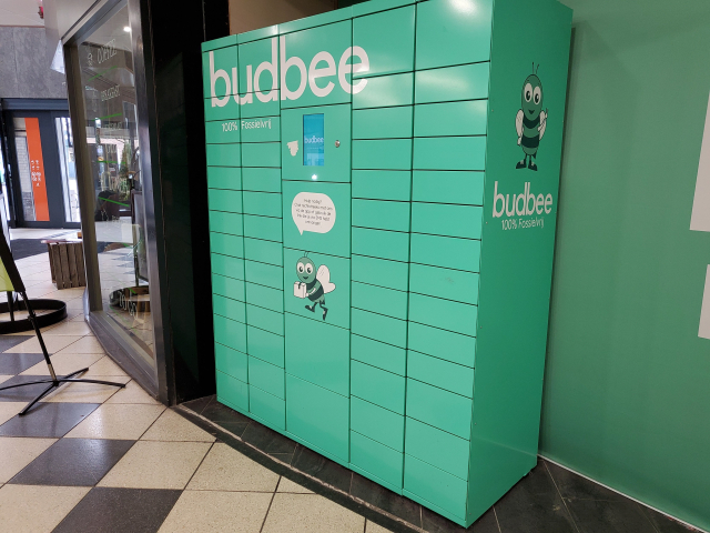 Photo of green Budbee parcel locker in shopping center