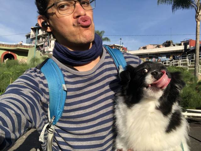 Federico haciendo trompita, y Mozzarello lamiéndose el hocico. Hace un sol esplendoroso.