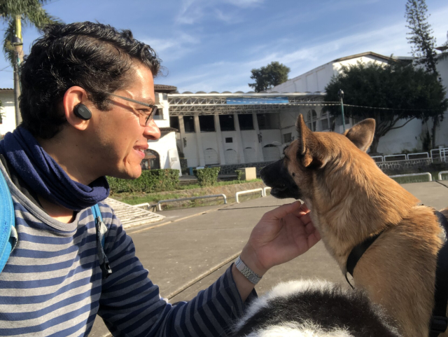 Yo haciéndole cariñitos a Gaia mientras Mozzarello está debajo.