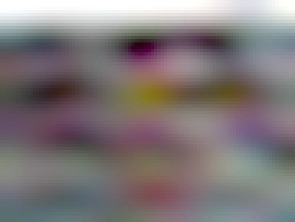 Kontejner na hřbitově se zbytky vosku.