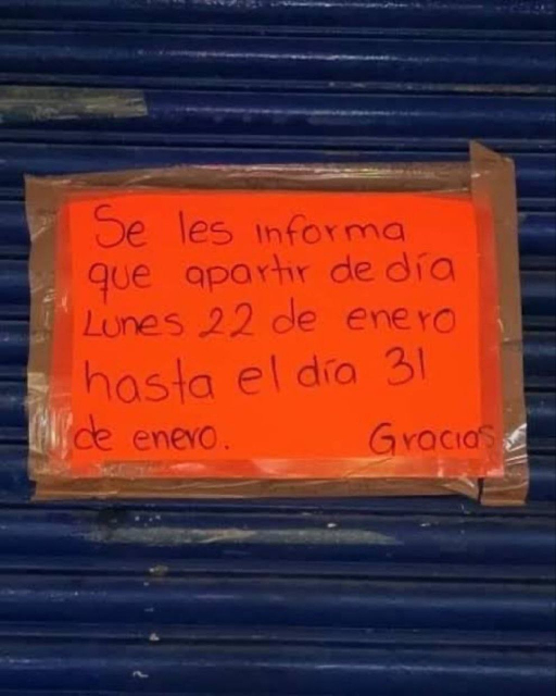 Una cartulina pegada a un portón que dice: “Se les informa que a partir de día Lunes 22 de enero hasta el día 31 de enero. Gracias”