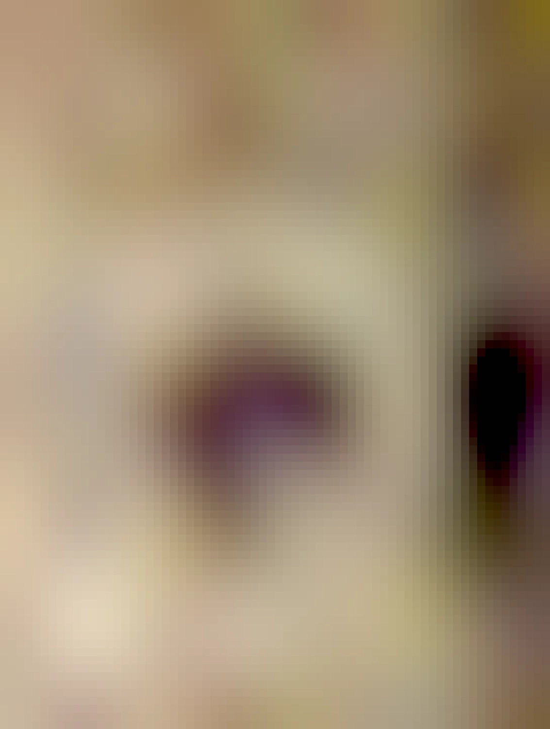 v hlbokom bielom tanieri na kuchynskej linke, sú slivkové gule (polotovar), hrudkový jemný tvaroh, kakao s cukrom a poliate trochou masla