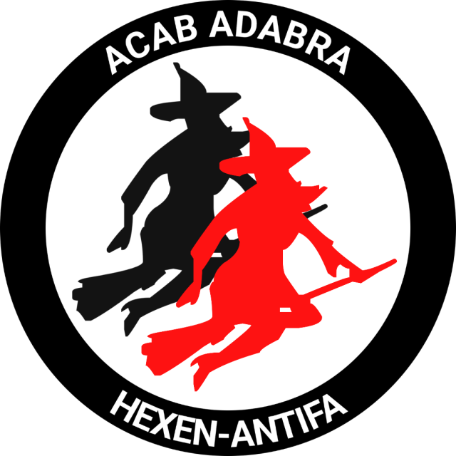 Ein Kreis mit schwarzem Rand in dem in weißer Schrift geschrieben steht: ACAB ADABRA HEXEN-ANTIFA
In der Mitte des Kreises sind zwei Silhouetten, die auf Besen fliegende stereotypische Hexen zeigen. Die hintere schwarz, die vordere rot ausgemalt.