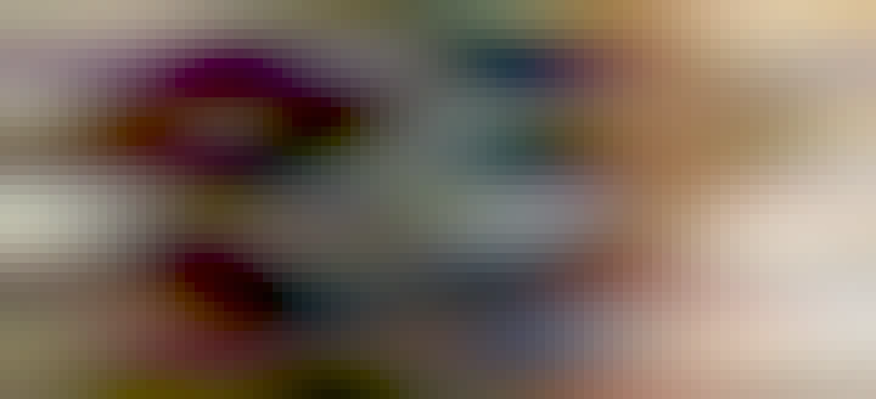 Smaltovaný černý kastrol s poklicí, položený na 2x složeném hadru na podlaze. Slouží jako infrazářič.