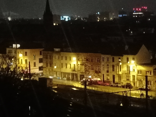 Een heel vage foto die de ring van Gent bij nacht toont. Er is een tractor herkenbaar (als je moeite doet)