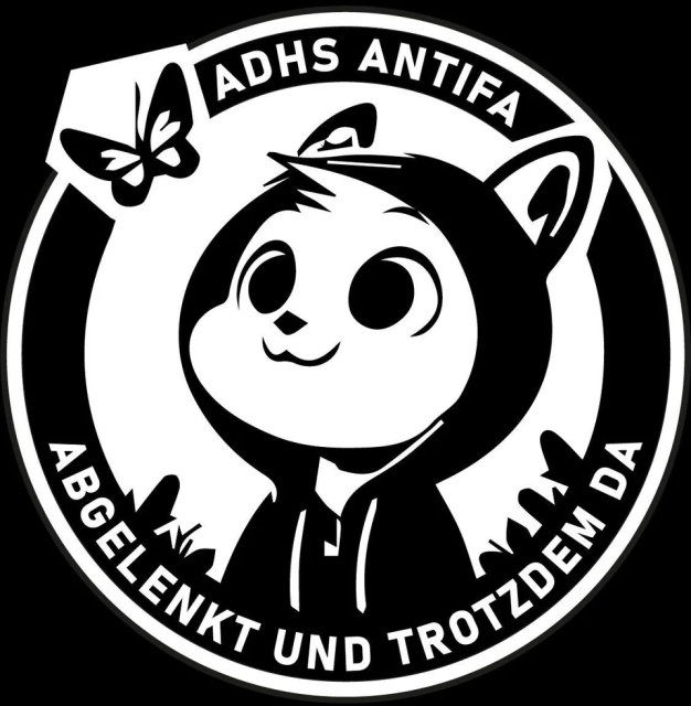 Zusehen ist ein anthropomorphiertes Eichhörnchen mit schwarzen Kapuzenpulli das ein Schmetterling bewundert. 
Text im Kreis liest sich: Abgelenkt und trotzdem da: ADHS Antifa. 