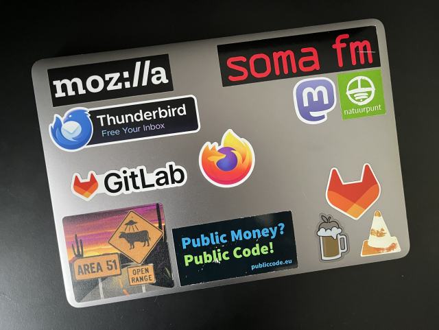 Laptop lid with a Thunderbird sticker (and with stickers from Mozilla, SomaFM, Firefox, Gitlab, Mastodon, ...)