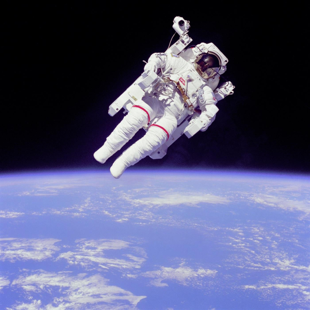 Bruce McCandless se vznáší až 90 metrů daleko od raketoplánu Challenger díky Manned Maneuvering Unit (MMU).