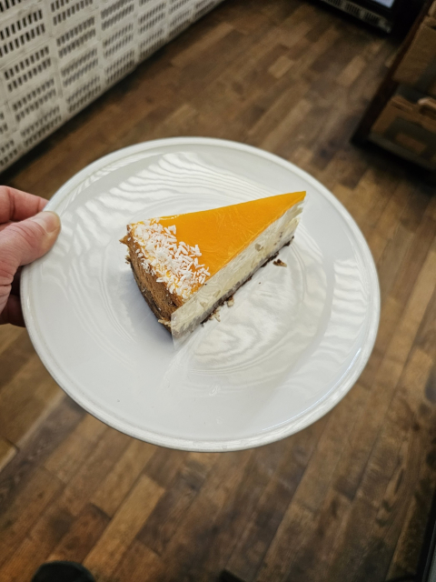 kokosový cheesecake na malom bielom plytkom tanieri