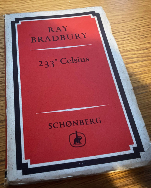 Danish translation of Bradbury's "Fahrenheit 451" titled "233 Celsius".
