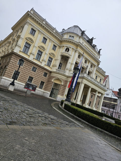 Slovenské národné divadlo, closeup z pravej strany.
