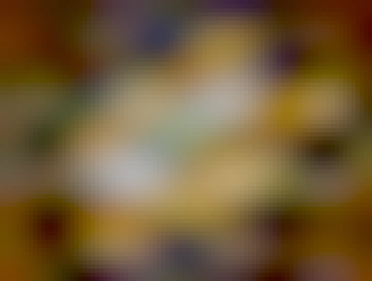 pstruh v trúbe na plechu, po bokoch poloopečené zemiaky, na pstruhu je ešte čerstvý rozmarín, maslo a cesnak, soľ