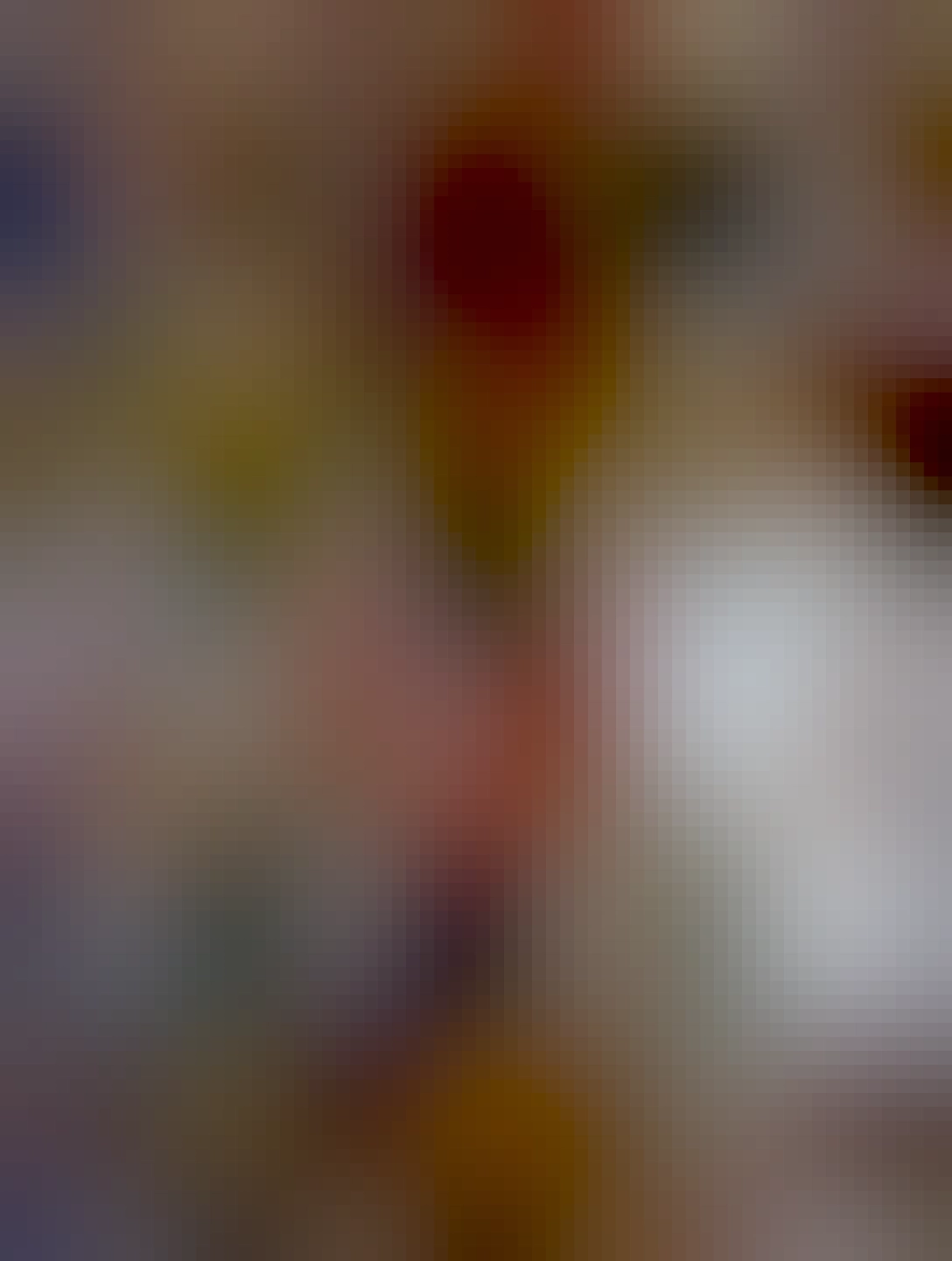 jahodová limonáda na stole, v pozadí nápojový lístok a vľavo ruka s vejpom