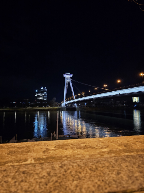most SNP a ufo na ňom, po pod most tečie rieka Dunaj