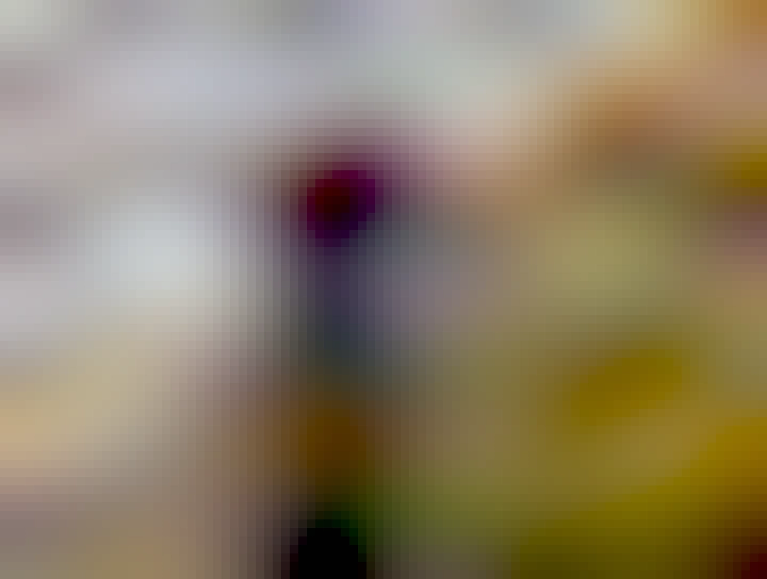 záber na upečený steak a rozkrojený na poli, v popredí hrášok a v pozadí na pravo od steaku pečené zemiaky