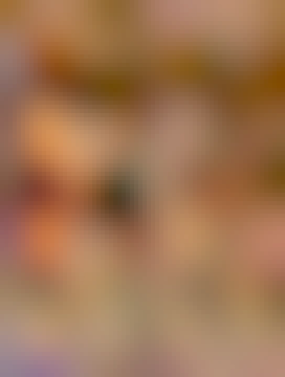 skoro dopitá Kofola na stole, v ľavo od nej solnička a korenička, v stole medzera na podpivníky